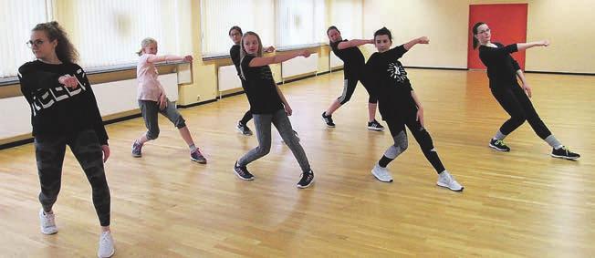 Geradeaus sehen, Schultern vor, drehen. Beim Tanzen entwickeln die Teilnehmer ein gutes Körpergefühl, trainieren ihre Muskeln, Koordination und Gleichgewichtssinn.