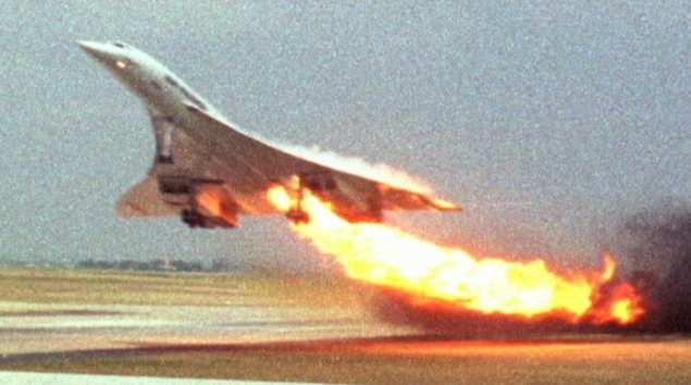 ) Wenn die Feuer-Söhne sich entscheiden, die Concorde knapp 23 Jahre fliegen zu lassen, um sie und vor allen Dingen die Menschen dann in einem riesigen Feuerspektakel zu opfern, dann gehört das