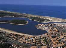 Der bekannte Urlaubsort liegt zwischen Biarritz und Bordeaux an der südfranzösischen Atlantikküste. Die Ferienanlagen und die Flaniermeile ziehen sich entlang des Ufers der Salzwasserlagune Lac Marin.