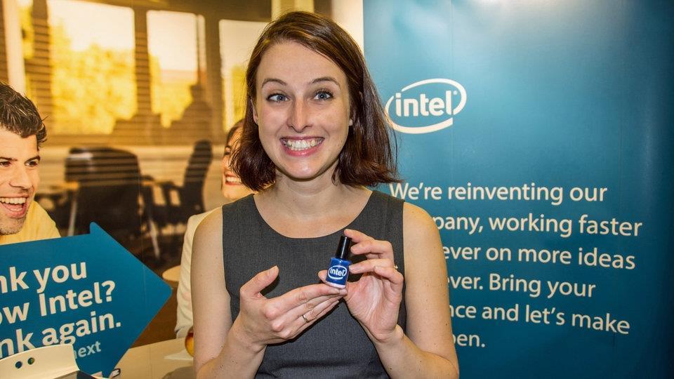 Ein namhafter Computerchip-Hersteller setzt sogar ein Lockmittel ein, um mehr Frauen für Jobs im Hightech-Bereich zu interessieren: Es gibt königsblauen Nagellack, gratis.