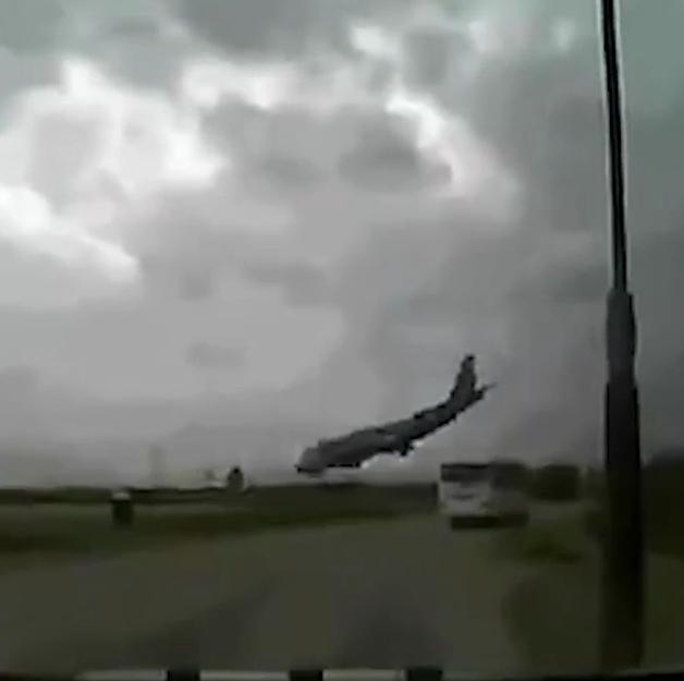 2 Flugzeugabsturz in Afghanistan Im Video: Boeing 747 explodiert vor laufender Kamera 3 Beim Absturz eines zivilen Frachtflugzeuges kurz nach dem Start vom US-