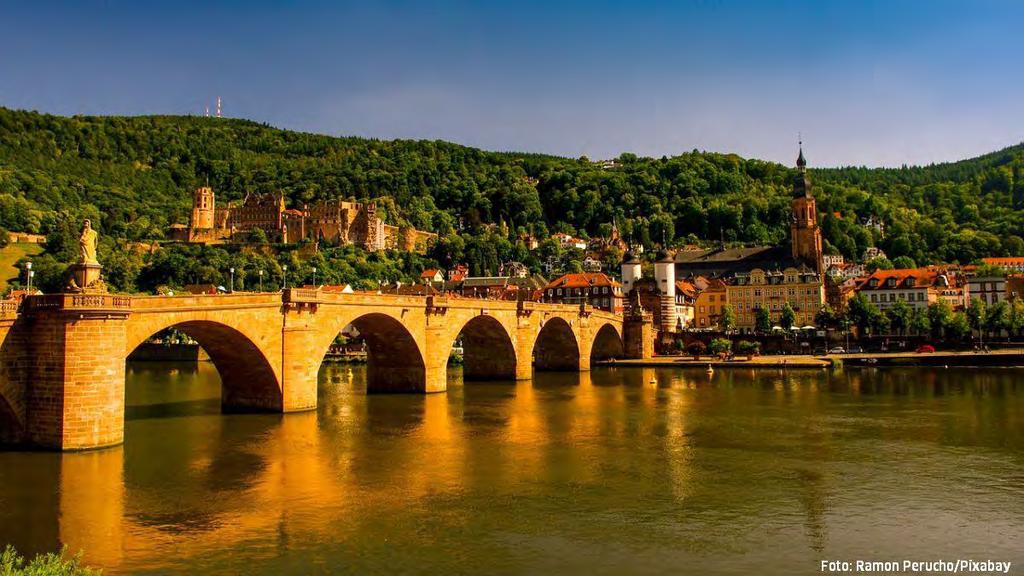 HEIDELBERG Tagesausflug Wir machen einen Ausflug in die romantische Stadt am Neckar: Heidelberg. Zuerst führt uns ein Guide durch die historische Altstadt Heidelbergs.