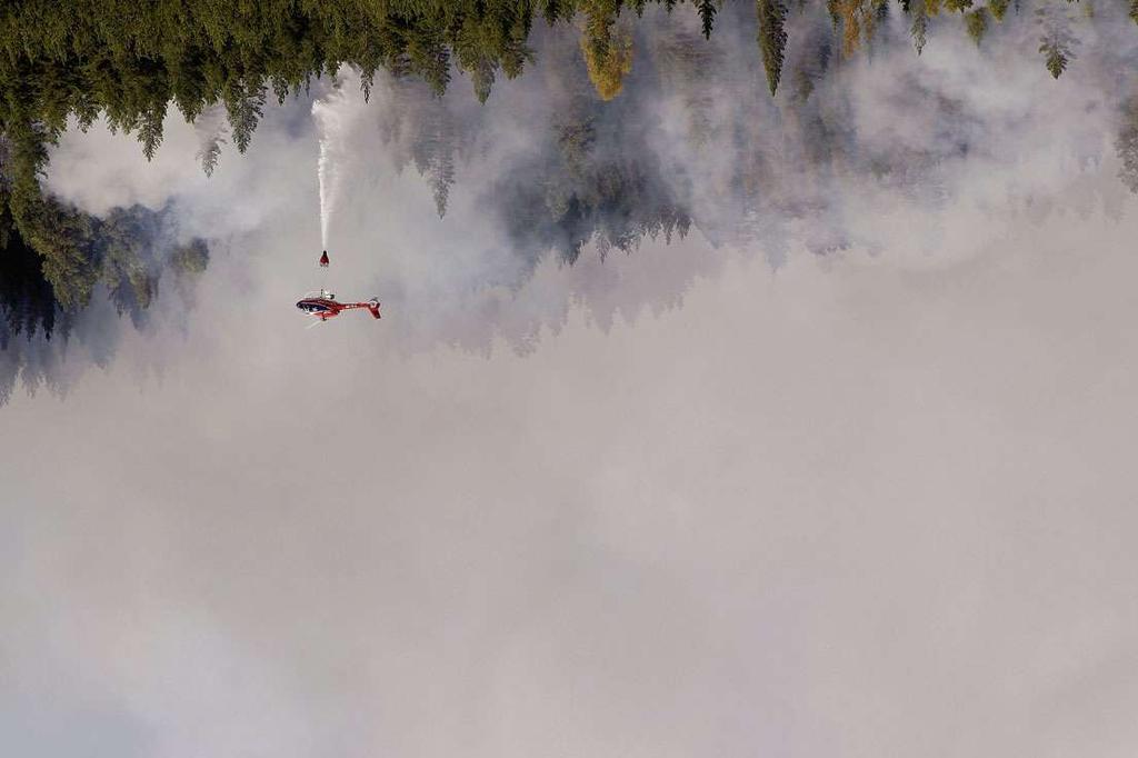 TT NEWS AGENCY / REUTERS Hubschraubereinsatz gegen Waldbrände in Schweden:»Trockengewitter mit Blitzen, aber ohne Regen«SPIEGEL: Dramatisch sind die Feuer in diesem Sommer ebenfalls in Kalifornien,