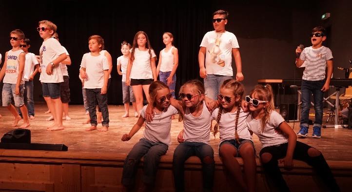 Gesang und Tanz Es war wohl der Höhepunkt in diesem Schuljahr, als die Klasse 3 der Grundschule Mettenheim Eltern, Großeltern, Freunde und Bekannte in den Kulturhof einlud, um für ihre Gäste ein fast