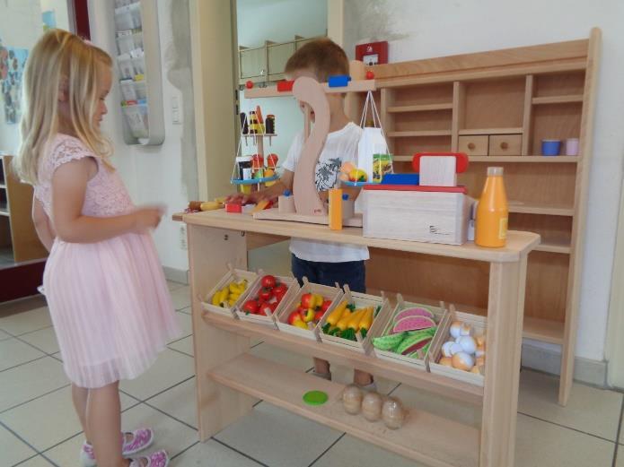Ein Kaufladen voll bestückt mit frischer Ware Seit Anfang Juli können die Kinder der Kinderwelt in einem neuen Kaufladen im Rollenspiel das Ein- und Verkaufen von Waren üben.