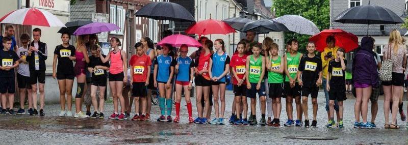 (Foto: Christoph Buchmann/TV Haiger) Regen schreckt Läufer nicht Auch der Regen konnte die Teilnehmer am zwölften Haigerer Altstadtlauf nicht schrecken.