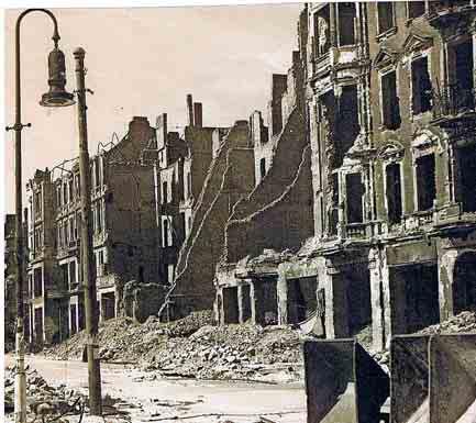 Zerstörung Berlins verschuldet haben, in Vergessenheit geraten zu lassen. Der Zweite Weltkrieg hatte begonnen, und Berlin war die Stadt, der die größte Gefahr aus der Luft drohte.