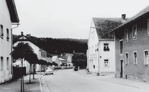 Rechts: Schulhaus (heute Franz Werthmann), Karl Kratzer und Karl Wagner.