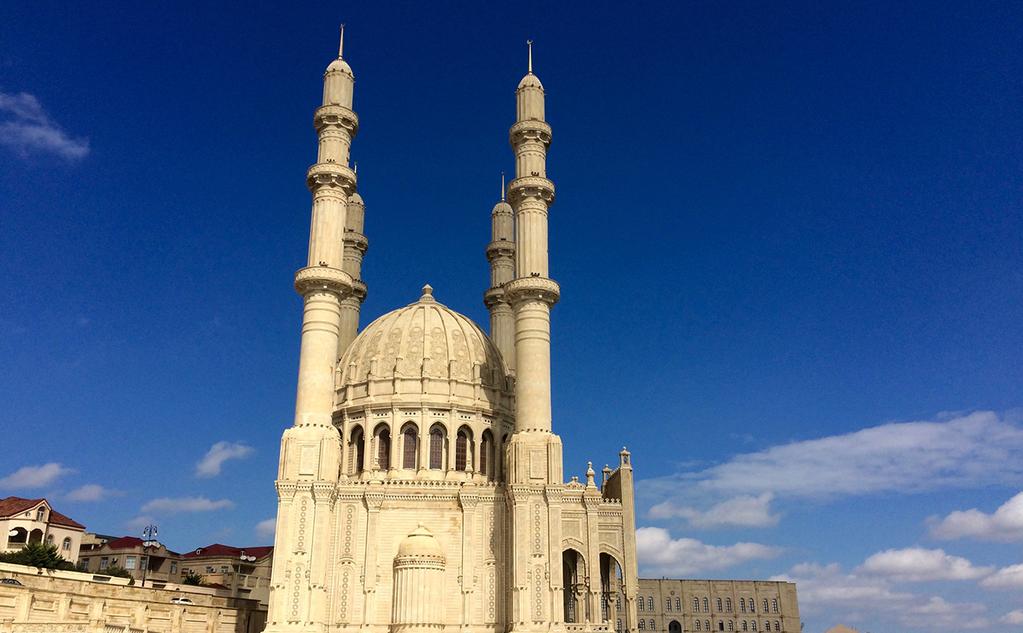 Eine Reise nach Baku: Die Sehenswürdigkeiten Der Jungfrauen-Turm (Qız Qalası), von dem man eine hervorragende Sicht über die ganze Stadt hat Das alte Hamam (arabisch für Bad) am Fuße des