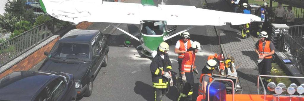 Beide Insassen des Flugzeuges wurden hierbei verletzt. Glücklicherweise kamen durch die Notlandung keine weiteren Personen zu Schaden.
