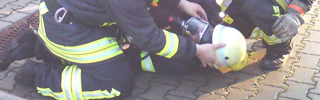 Feuerwehrmann in Not Kameradenrettung ist ein Schwerpunktthema in der Ausbildung. 5.