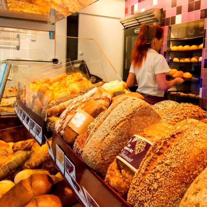 UNSER HEIMATBÄCKER ÜBERBLICK Geschäft: Bäckereikette, > 400 Verkaufsstellen unter den Marken Unser Heimatbäcker und Lila-Bäcker sowie als Großhandelsgeschäft, > 1.