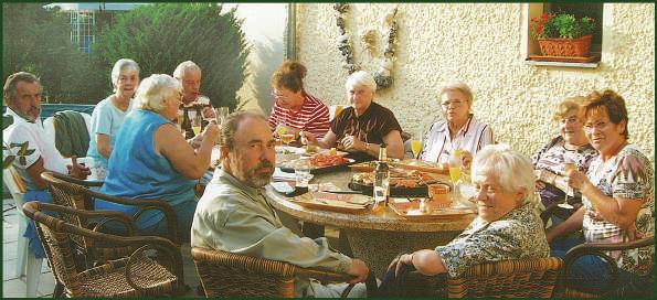 Wohnen und Leben in der Genossenschaft Besondere Momente sind immer die Einladungen von Bärbel und Harald Hampe zum Nachbarschaftstreffen der Senioren.