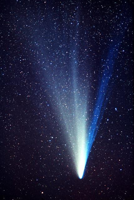 Komet West Kometenschweife sind immer von der Sonne weggerichtet weil die Teilchen beschleunigt werden.