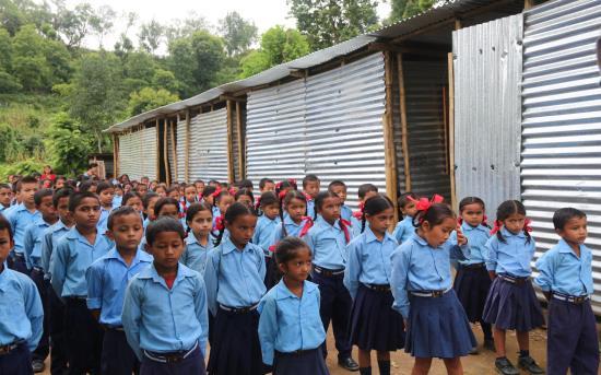 Schulausflug Ende 2014 886,00 Gesundheitscheck der Kinder 100,00 ========= Insgesamt 24.089,00 Provisorisches Schulgebäude der JES Von Direkthilfe Nepal e.