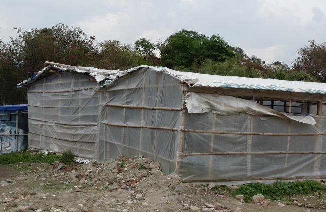Kindergarten im Slum Thapathali, Kathmandu Wir haben im April und im November 2015 für 235,85 eine neue Plastikplane für das Dach des