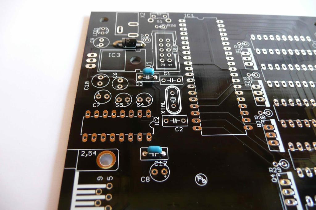 2. Keramikkondensatoren C3, C2 Die Keramikkondensatoren unterscheiden sich von den anderen Bauteilen durch ihre hellblaue Farbe.