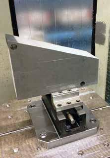 The raw material clamping or raw material machining requires new and innovative clamping solutions, especially on multi-axis machining centres. Sicher und kostengünstig. Spannen ohne Vorprägen.