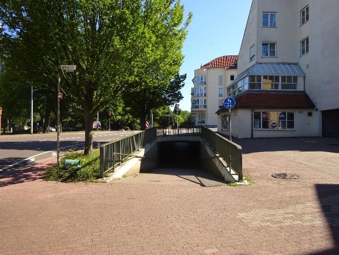 2.4 Unterführung Maxplatz/ Gustav-Clauss-Anlage Unterführungen sind in der Regel keine zeitgemäßen Querungshilfen Es herrschen Nutzungskonflikte zwischen Fußgängern und Radfahrern; Maßnahmen zur