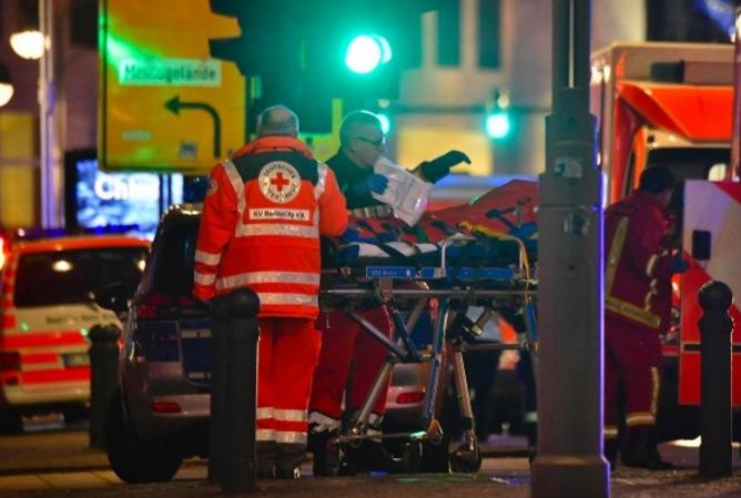 2 kommen, wenn man danach sucht: (Notärzte kümmern sich in Erstversorgung um einen Verwundeten bei dem Anschlag auf den Berliner Weihnachtsmarkt.