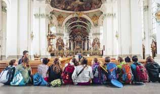 Lebensraum St.Gallen Lebensraum St. Gallen 1 Angebote im Lebensraum St. Gallen 5 Adressen 10 100 000 und 150 000 Personen die Kathedrale besuchen. «Der Stiftsbezirk ist in seiner Art einmalig.