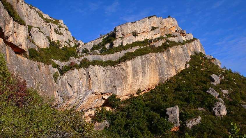 Insgesamt gibt es noch 5 weitere Touren im Bereich 7b bis 7c+ Sierra de Montsant Enderrocada Wer gerne in aller Ruhe und Abgeschiedenheit klettert, wird hier fündig.