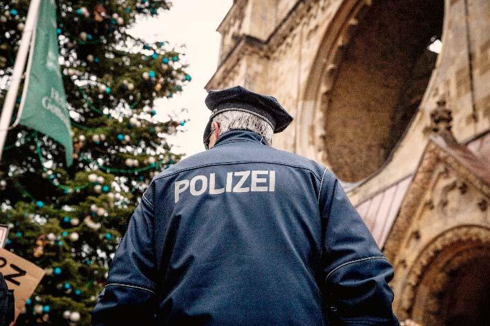 Wir sorgen für Sicherheit in Hessen. Es gibt zu wenig Polizisten Die Arbeits-Bedingungen bei der Polizei sind schlecht. Die Polizisten müssen zu viel arbeiten.