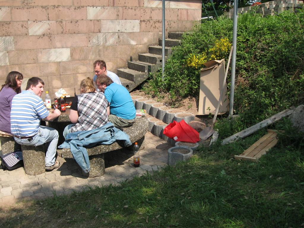 die Wartezeit auf den längeren Bändern.