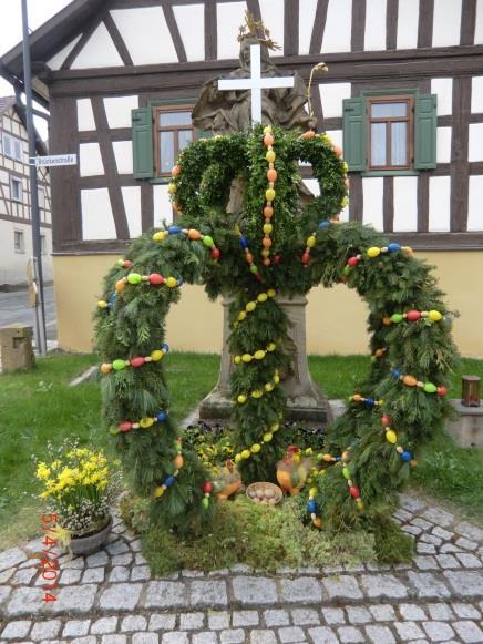 ÜBER DEN KIRCHTURM G SCHAUT Osterkrone in Autenhausen So wie alle Jahre, haben auch diesmal die Frauen aus Autenhausen ihre traditionelle Osterkrone gebunden und am Dorfplatz, vor der Madonna,