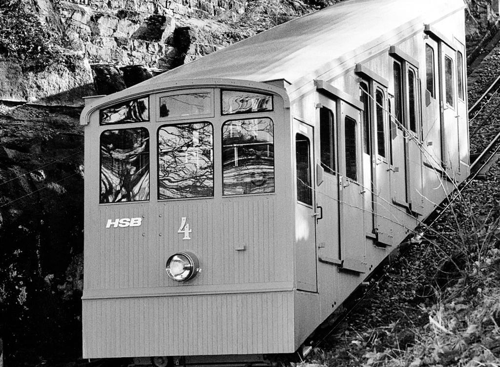 Seite 6 STADTBLATT Nr. 12 Aktuelles von der HVV Heute Wiedereröffnung der Heidelberger Bergbahnen Unten Hightech oben Nostalgie Gefeiert wird am 23.3.05 auf allen Bergbahnstationen von 13.