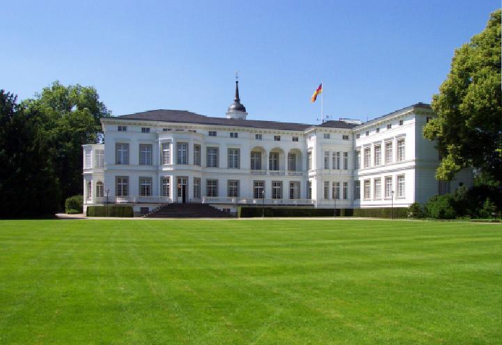 Denkmäler als Spiegel politischer Haltung Einbezogene Denkmäler Palais Schaumburg Das ehemalige Fabrikantenanwesen, Wohnsitz des Prinzen zu Schaumburg-Lippe, Sitz der Wehrmacht und der belgischen