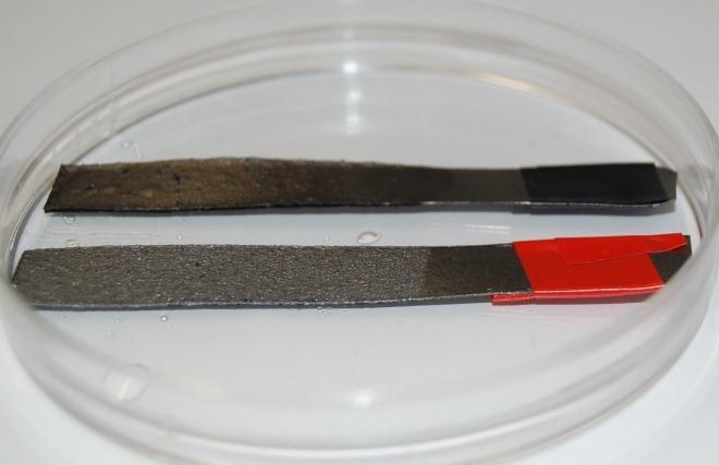 Abb. 32a/b: Ausmaß der Exfoliation des Elektrodenmaterials (rot: PerchloratIonen Intercalationselektrode, schwarz: LithiumIonenIntercalationselektrode), von links: in PCDEC (4:6), in PCDEC (1:1) Die