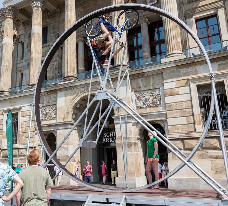 Looping Bike Was normaler Weise nur Profis können, funktioniert hier einfach nur just for fun der Salto mit dem Bike.