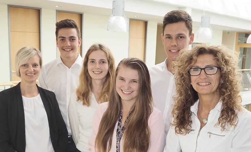 Von links nach rechts: Stephanie Witte (Leiterin Unternehmensentwicklung/-steuerung), Sascha Menke (Auszubildender zum Industriekaufmann), Lara- Michelle Beuster (Auszubildende zur