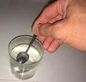 Wasser als Lösungsmittel 1. Was denkst du? Kreuze an (X). Im Experiment Nr.1 löst sich das Salz Kaltes Wasser Salz Im Experiment Nr.2 löst sich der Zucker Kaltes Wasser Zucker Im Experiment Nr.