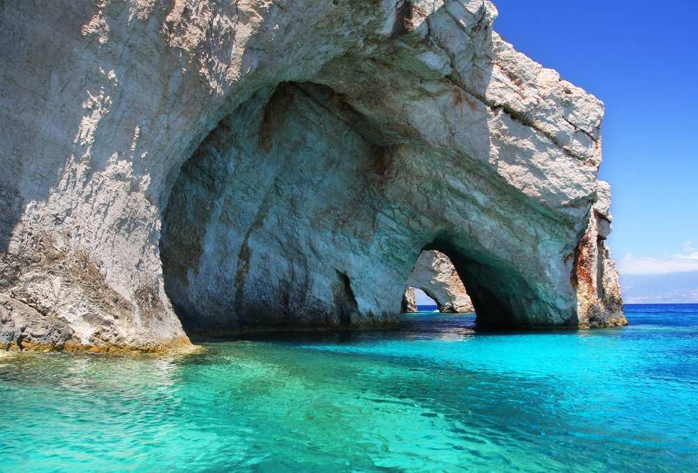 Zakynthos Die Blumen-Insel von Griechenland Zakynthos (griechisch Ζάκυνθος) ist mit einer Fläche von etwa 410 km² nach Korfu und Kefalonia die drittgrößte und