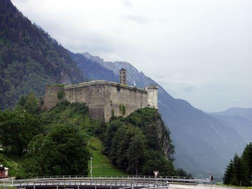 bekannten Castello di Mesocco und den ursprünglichen Bauten bis