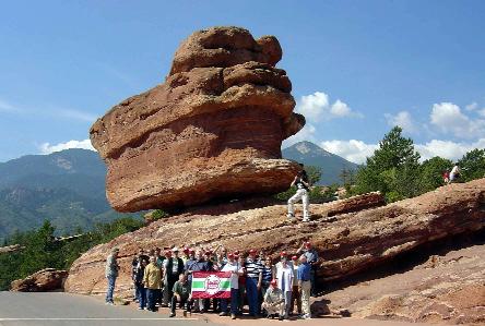 LGB-Tours-Reisegruppe bei der Besichtigung des Garden of the Gods einer sehenswerten Landschaft mit Sandsteinformationen im Jahre 2004.