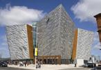 Juli 2017 Stadtrundfahrt mit Besuch des Titanic-Museums Wir nutzen den Morgen für eine gemütliche Stadtrundfahrt in Belfast mit Stopp beim 2012 neu eröffneten