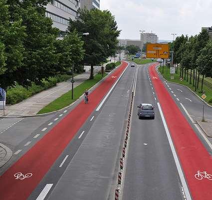 THEMA : RADFAHREN ZUSAMMENFASSUNG / KONKRETISIERUNG RADWEGE / NETZ: ZIELE & MASSNAHMEN Lückenloses, vernetztes Radwege - Netz in der Region Qualität der Radwege: beleuchtet, markiert, baulich