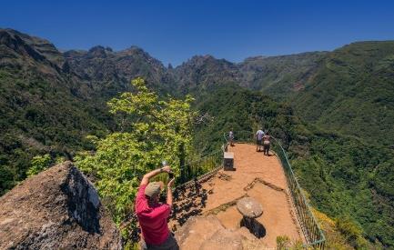 Infrastruktur und Tourismus Bereits zum fünften Mal wurde Madeira zur besten europäischen Insel gekürt. 2017 betrug die Besucherzahl über 1,4 Millionen Gäste.