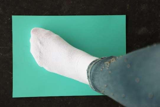 Papier passt - Sollte Ihr Fuß zu groß sein, können Sie ihn auch diagonal auf dem Blatt platzieren.