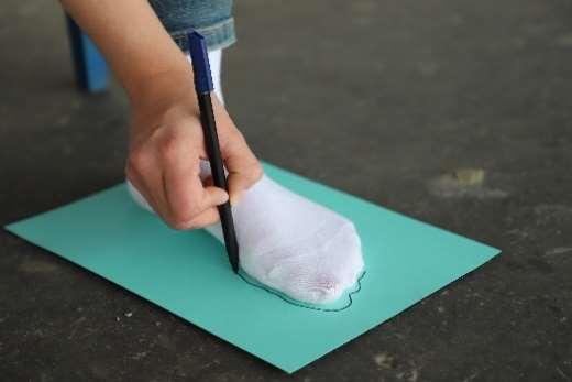 Schritt 3: Zeichnen der Fußkontur - Verwenden Sie einen Bleistift, um den Umriss ihres Fußes zu zeichnen (Bild 3.1).