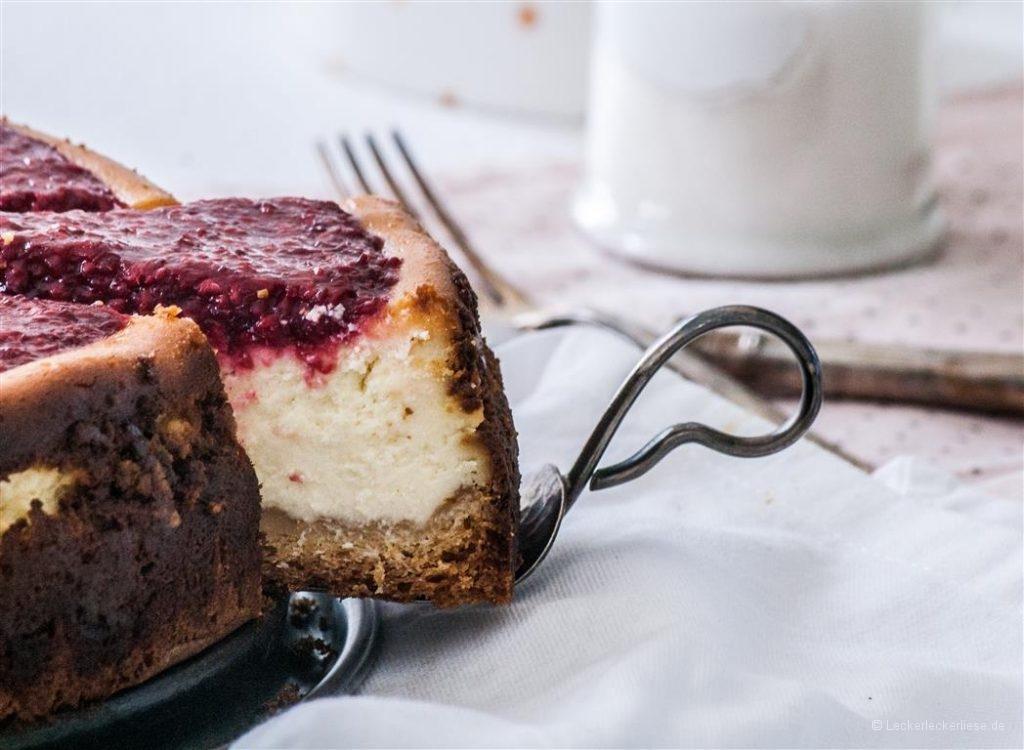 Tipps: Die Frischkäsemasse solltet Ihr deshalb vorsichtig auf den vorgebackenen Kuchen geben, weil der Bisquit weich und fluffig ist.