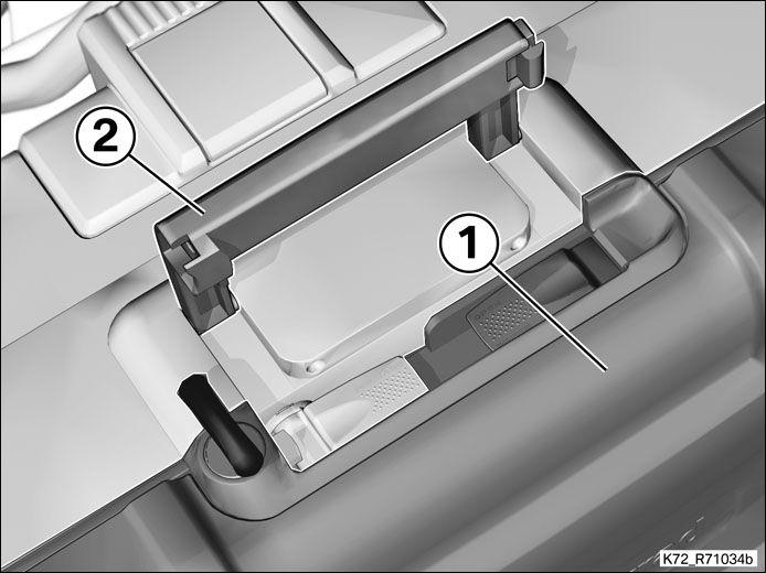 (-) Koffer schließen Schlüssel im Kofferschloss quer zur Fahrtrichtung drehen. Kofferdeckel (1) schließen.