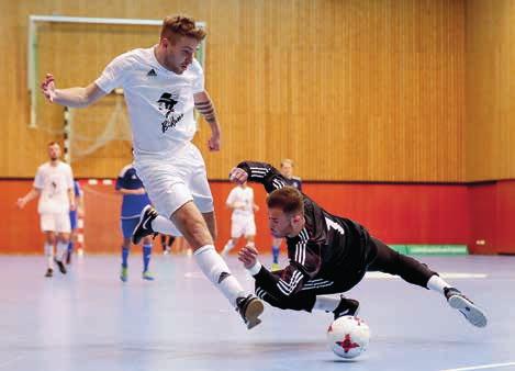 SFV-Intern Der Kapitän und beste Torschütze der sächsischen Futsal-Landesauswahl, Philip Heineccius, nahm die Siegertrophäe beim DFB-Futsal-Länderpokal 2018 in Empfang.