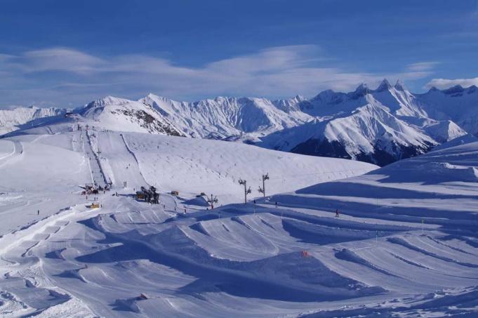 viertgrößte Skigebiet Frankreichs und schon seit vielen Jahrzehnten Anziehungspunkt für Wintersportbegeisterte ist Sybelles noch immer ein relativ unbekanntes Kleinod in den savoyardischen Alpen.