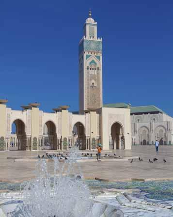 Tag: Marrakesch Am Vormittag unternehmen Sie einen geführten Stadtspaziergang durch die Medina (Altstadt) zur Koutubia- Moschee über den grossen Platz Jemaa el Fna und durch die bunten, lebendigen