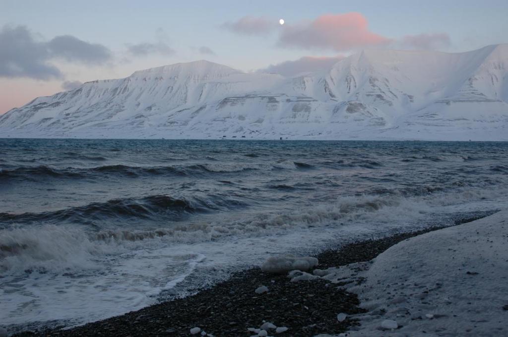 untergehende Sonne und auf Longyearbyen mit