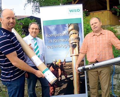 Loltepes. Peter Löser, WILO-Gebietsrepräsentant Nord-Bayern, übergab die Pumpenspende an Burkard Freitag, Organisator des Projekts Brunnen für die Massai.